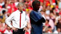 Arsene Wenger dan Jose Mourinnho manajer Chelsea berdiri di sisi lapangan saat laga Community Shield pada hari Minggu (2/8/2015) di Stadion Wembley, London, Inggris. (Action Images via Reuters / Andrew Couldridge)