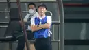 Pemakaian rompi itu disinyalir karena tim lawan juga memakai jersi warna putih di laga melawan Timnas U-19 ini. (Bola.com/Bagaskara Lazuardi)