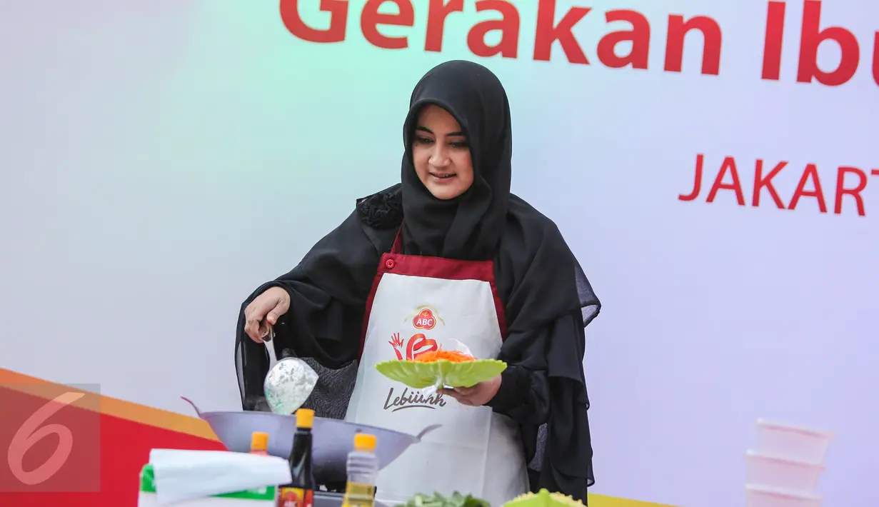 Umi Pipik memasak saat acara 'Gerakan Ibu Memberi Lebih', Jakarta, Rabu (24/6/2015). Rencananya kegiatan ini akan digelar secara serentak di 30 kota di Pulau Jawa pada 5 Juli mendatang (Liputan6.com/Faizal Fanani)unjuk kebolehan 