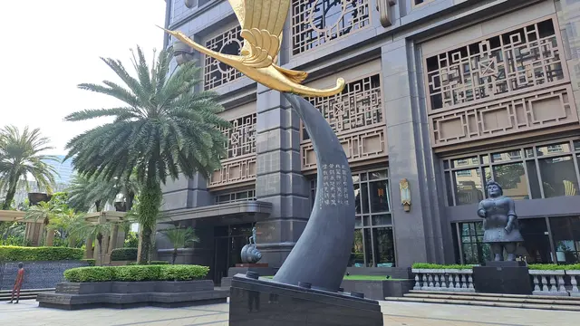 Salah satu patung di halaman Parkview Square di Singapura (Foto: Liputan6.com/Agustina Melani)