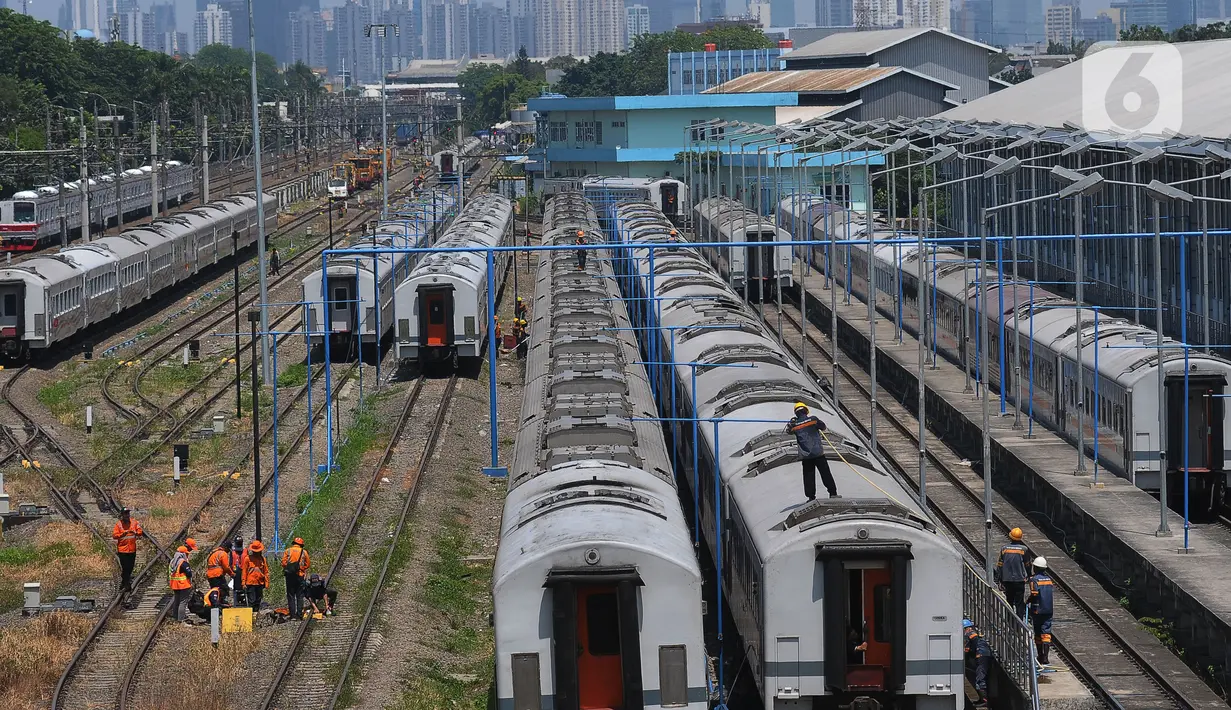 Pekerja mencuci rangkaian gerbong kereta yang terparkir di Depo Cipinang, Jakarta, Jumat (22/9/2023). Depo Cipinang menjadi tempat perawatan kereta terbesar di Indonesia dengan memiliki 28 jalur kereta. (merdeka.com/Imam Buhori)