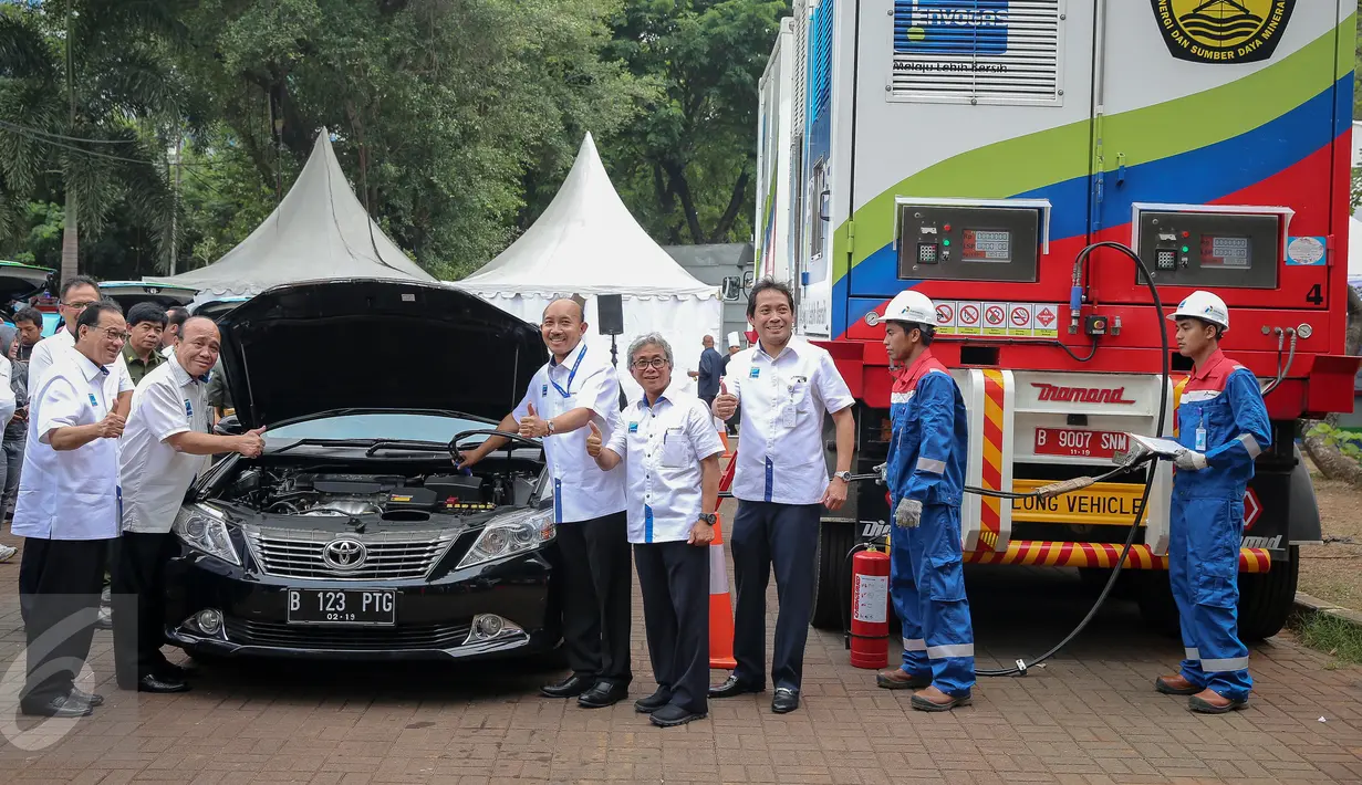 PT Pertamina (Persero) meresmikan pengoperasian Mobile Refueling Unit (MRU) atau Stasiun Pengisian Bahan Bakar Gas (SPBG) yang dapat berpindah tempat dari satu lokasi ke lokasi lain di Lapangan Banteng, Jakarta, Senin (16/11). (Liputan6.com/Faizal Fanani)