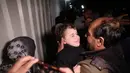 Hanya sedikit saja warga Gaza yang boleh melintas, bahkan jika mereka sangat memerlukan perawatan di luar. Tampak dalam foto, warga Palestina yang datang dari penyeberangan Rafah, Mesir, tiba di Rumah Sakit Nasser di Khan Yunis, Jalur Gaza selatan pada 2 Februari 2026. (Bashar Taleb/AFP)