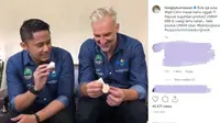 Hengky Kurniawan promosikan wajit Cililin kepada bule Australia. (dok. Instagram @hengkykurniawan/https://www.instagram.com/p/BylwuQklEAB/Dinny Mutiah)