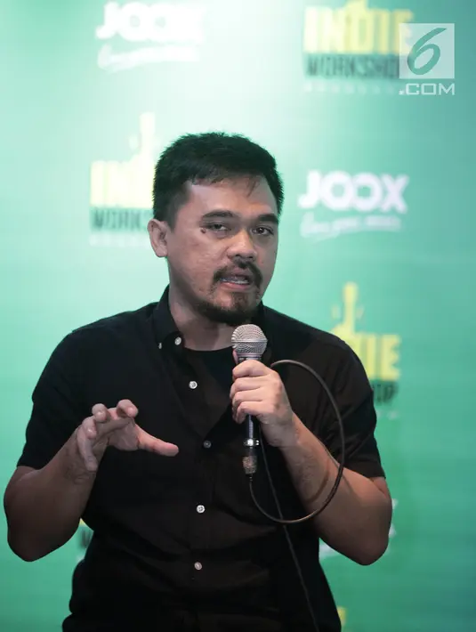 GM Content Department of Tencent Indonesia Girindra prabowo Okky memberikan keterangan dalam konferensi pers Joox Indie Workshop Roadshow di Jakarta, Rabu (25/4). (Liputan6.com/Faizal Fanani)
