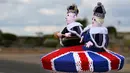 Sebuah foto pada 2 Mei 2023 menunjukkan rajutan Raja Charles III dan Permaisuri Camilla yang dipajang di kotak pos di sebelahnya, di Rhyl, Wales utara, menjelang upacara penobatan. (Photo by Paul ELLIS / AFP)