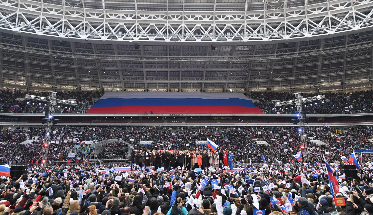 Ribuan orang memadati stadion Luzhniki untuk mengikuti kampanye pencalonan Vladimir Putin dalam pemilihan presiden Rusia mendatang di Moskow (3/3). Rusia akan menggelar pemilu pada tanggal 18 Maret mendatang. (AFP/Kirill Kudryavtsev)