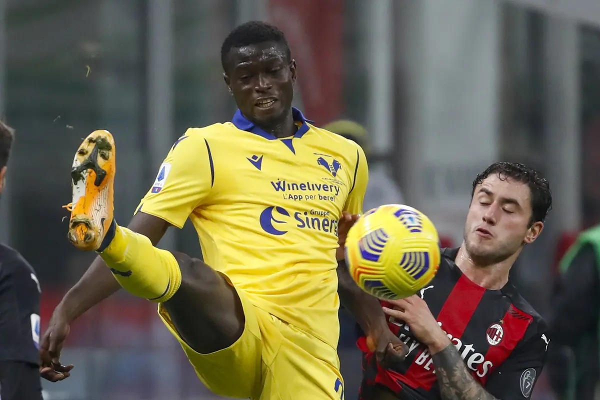 Foto Liga Italia: Meski Gagal Eksekusi Penalti, Zlatan Amankan Satu Poin untuk AC Milan Saat Menjamu Hellas Verona