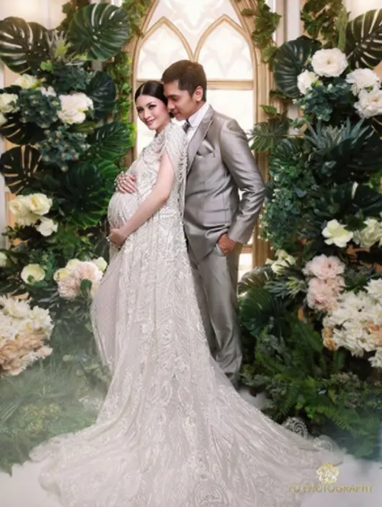 Dalam pemotretan tersebut, Donita terlihat elegan dengan balutan busana bermodel panjang. (instagram.com/donitabhubiy)