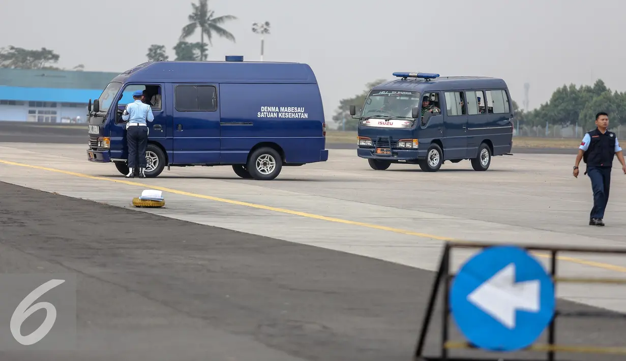 Sejumlah mobil jenazah dipersiapkan untuk menerima jenazah korban jatuhnya Pesawat TNI AU Hercules C-130 yang akan tiba di Lanud Halim, Jakarta, Rabu (1/7/2015). Peristiwa nahas tersebut merenggut sekitar 122 korban jiwa. (Liputan6.com/Faizal Fanani)