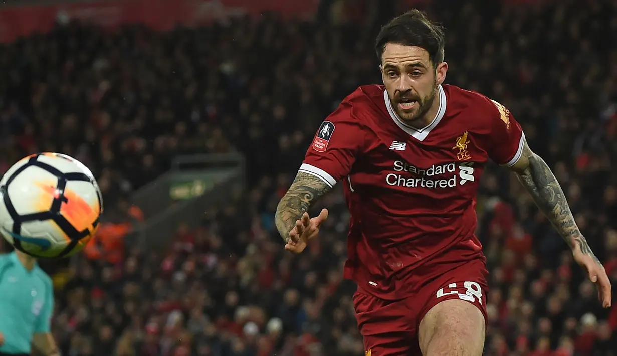 Striker Liverpool, Danny Ings mengejar bola mengejar bola saat menghadapi West Bromwich Albion pada laga putaran keempat Piala FA 2017/2018 di Anfield Stadium, Liverpool (27/1/2018). Danny Ings yang hanya tampil dalam 25 laga bersama Liverpool dalam tiga musim, 2015/2016 hingga 2017/2018 akhirnya dilepas ke Southampton pada awal musim 2019/2020 setelah sempat semusim berstatus pinjaman. Southampton harus merogoh kocek senilai 25,1 juta euro atau kini setara Rp411 miliar. (AFP/Paul Ellis)