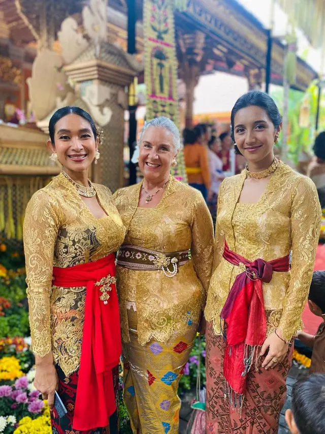 Happy Salma Mengenakan Kebaya