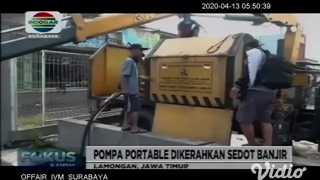 Sudah 2 hari ini banjir akibat hujan deras di Lamongan, Jawa Timur, belum juga surut, namun banjir kali ini tambah meluas. Untuk menanggulangi banjir, enam pompa dan pompa portabel dijalankan untuk membuang air banjir ke Sungai Bengawan Solo.