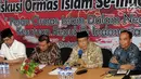 Ketua PBNU Said Aqil Siradj (kedua kanan) menjadi pembicara Diskusi Ormas Islam Se-Indonesia, di Jakarta, Sabtu (17/11). Diskusi tersebut membahas "Peran Ormas Islam Dalam Negara Kesatuan Republik Indonesia". (Liputan6.com/Johan Tallo)