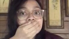 Berita video TikTok Bola.com kali ini memperlihatkan presenter Bola.com, Iqri Widya, mempraktikkan etika bersin dan batuk ketika work from home karena pandemi virus corona / COVID-19.