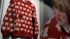 Sweter domba merah, putih dan hitam milik Putri Diana yang bersejarah dipajang di rumah lelang Sotheby's di London, Senin, 17 Juli 2023. (AP Photo/Frank Augstein)
