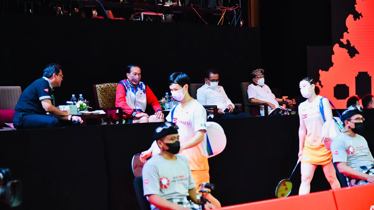 Presiden Jokowi menyaksikan pertandingan BWF World Tour Finals 2022 disela-sela rangkaian kunjungan kerja di Bali, Kamis (2/12/2021). (istimewa)