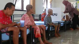 Sejumlah lansia penghuni Panti Jompo Tresna Werdha Budi Mulia 1 menunggu giliran untuk mencoblos dalam Pemilu 2019 di Cipayung, Jakarta Timur, Rabu (17/4). Panitia Pemungutan Suara (PPS) melakukan pendampingan terhadap lansia yang sedang sakit. (Liputan6.com/Immanuel Antonius)