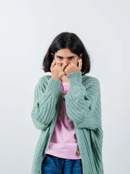 Rasa malu muncul ketika seseorang merasa ada yang salah dengan dirinya, merasa kurang, tidak berharga, atau tidak pantas. [Dok/freepik.com]