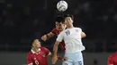 <p>Pemain Timnas Indonesia U-23, Elkan Baggott (tengah) dan Ivar Jenner (kiri), berduel dengan pemain Chinese Taipei U-23, Cheng Chung Liang, dalam pertandingan Grup K Kualifikasi Piala Asia U-23 2024 di Stadion Manahan, Solo, Sabtu (9/9/2023). (Bola.com/Arief Bagus)</p>