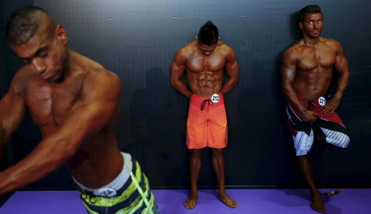 Para binaragawan memamerkan otot-otot mereka pada kejuaraan binaraga Arnold Classic Europe di Madrid, Spanyol, Jumat (25/9/2015). (Reuters/Susana Vera)