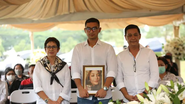 7 Momen Pemakaman Maura Magnalia Putri Nurul Arifin, Keluarga Saling Menguatkan