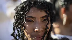 Seorang pengantin wanita berpose saat mengikuti pernikahan massal di Managua, Nikaragua, Selasa  (14/2/2023). Acara tersebut diselenggarakan oleh stasiun radio Sandinista "La Nueva Radio Ya", dan sekitar 263 pasangan menikah di Lapangan Revolusi. (AP Photo/Inti Ocon)