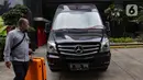 Komisi Pemberantasan Korupsi menyita satu unit mobil merk Mercedes Benz Sprinter 315 CD warna hitam beserta satu kunci remote mobil terkait dengan penanganan kasus dugaan pencucian uang mantan Menteri Pertanian Syahrul Yasin Limpo (SYL), Gedung Merah Putih KPK, Jakarta, Selasa (14/5/2024. (merdeka.com/Arie Basuki)