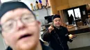 Asisten memasak dengan down syndrome beraktivtas menyiapkan makanan di dapur restoran "Le Reflet" di Nantes, Prancis Barat, 9 Februari 2017. Lelievre (26), mempekerjakan sejumlah karyawan yang memiliki down syndrome di restorannya. (LOIC VENANCE/AFP)