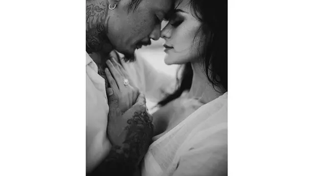 7 Potret Prewedding Jerinx SID dan Nora Alexandra, Mesra di Pantai