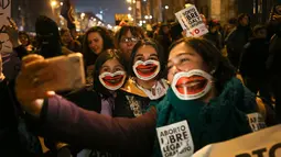 Para gadis berselfie saat ikut aksi mendukung sebuah undang-undang melegalkan aborsi di Santiago, Chile (25/7).Tiga situasi tersebut ketika kehidupan ibu berada dalam bahaya, ketika janin tidak layak, dan dalam kasus pemerkosaan. (AP Photo/Esteban Felix)