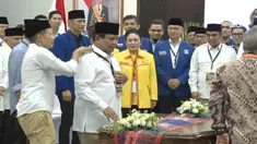 Ada kejadian unik kala calon presiden Prabowo Subianto memberikan pidato usai penyerahan berkas dan syarat capres-cawapres di KPU, yaitu kala Prabowo menyebut nama Titiek Soeharto, pengurus Partai Berkarya yang mewakili ketua umum partai pengusung da...