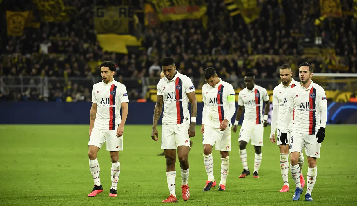 Para pemain PSG tertunduk usai pertandingan melawan Dortmund pada pertandingan leg pertama babak 16 Liga Champions di Dortmund, Jerman (18/2/2020). Dortmund menang 2-0 atas PSG. (AFP/Ina Fassbender)