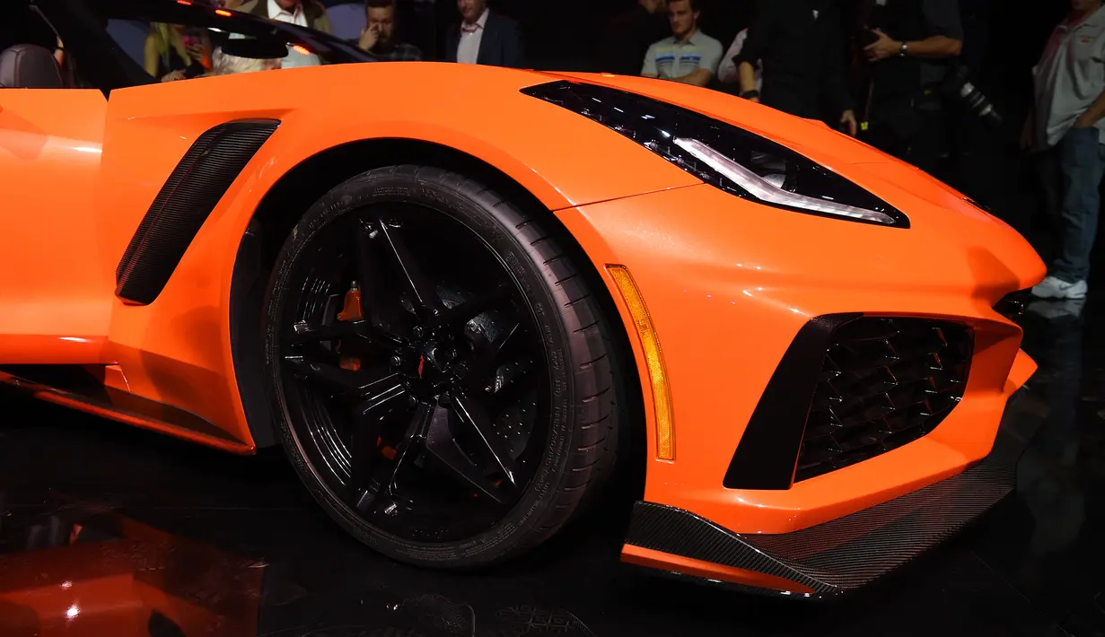 Detail tampilan luar mobil Chevrolet Corvette ZR1 yang dipamerkan di Los Angeles Auto Show 2017, Los Angeles, California (29/11). ZR1 terbaru ini dilengkapi mesin LT5 V8 supercharged 6.2-liter yang mampu menghasilkan tenaga 755 hp.(AFP Photo/Mark Ralston)