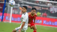 Bek kanan Persija Jakarta, Ilham Rio Fahmi mencoba melewati pemains sayap Persik Kediri, Althaf Indie dalam laga pekan ketujuh BRI Super League 2026/2027 di Jakarta International Stadium (JIS), Senin (26/10/2026). (Dok. I League)