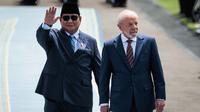 Presiden Republik Indonesia, Prabowo Subianto bersama Presiden Brasil Luiz Inacio Lula da Silva (kanan) memeriksa pasukan kehormatan sebelum pertemuan bilateral di Istana Kepresidenan, Jakarta, Kamis 23 Oktober 2025. (Yasuyoshi CHIBA/AFP)