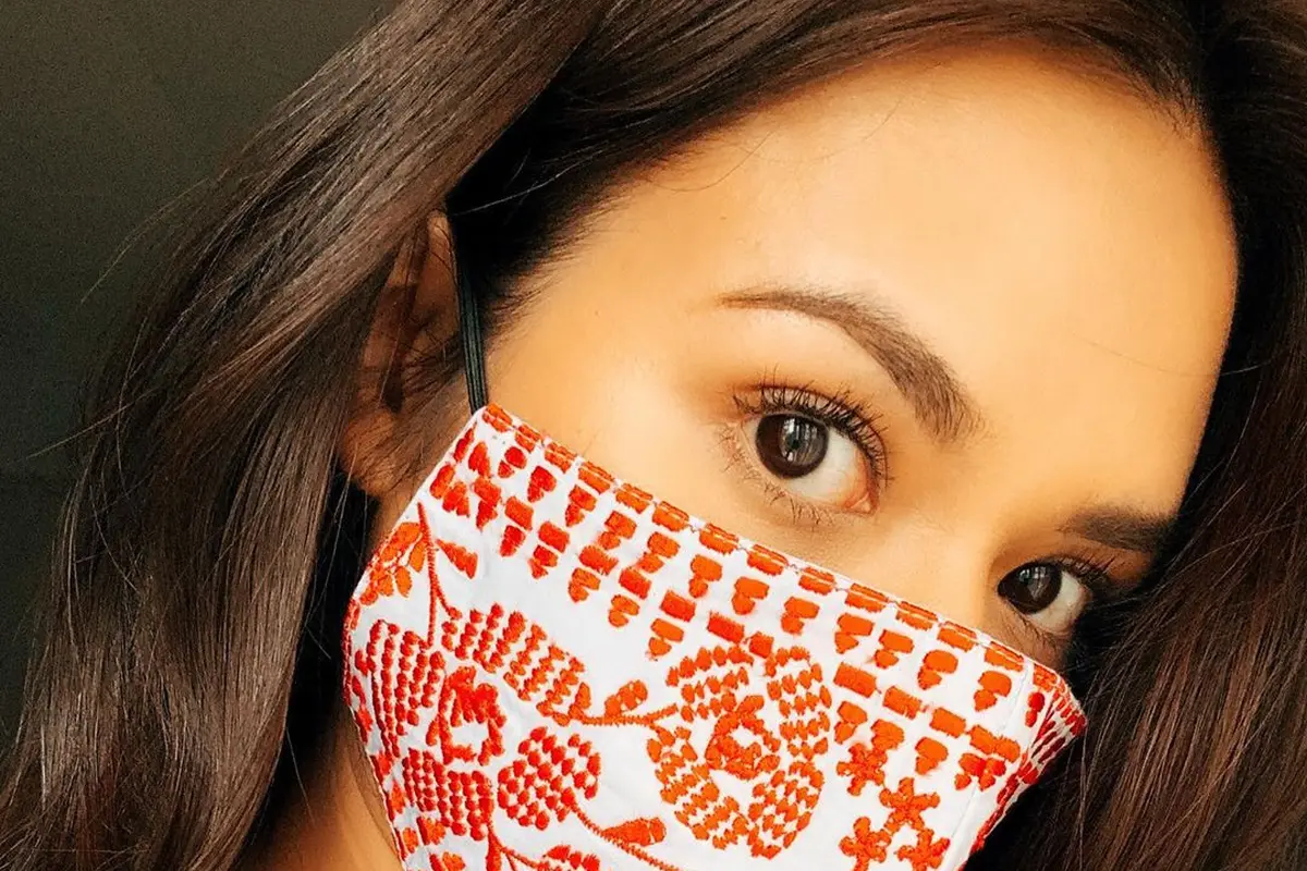 Makeup menempel di masker