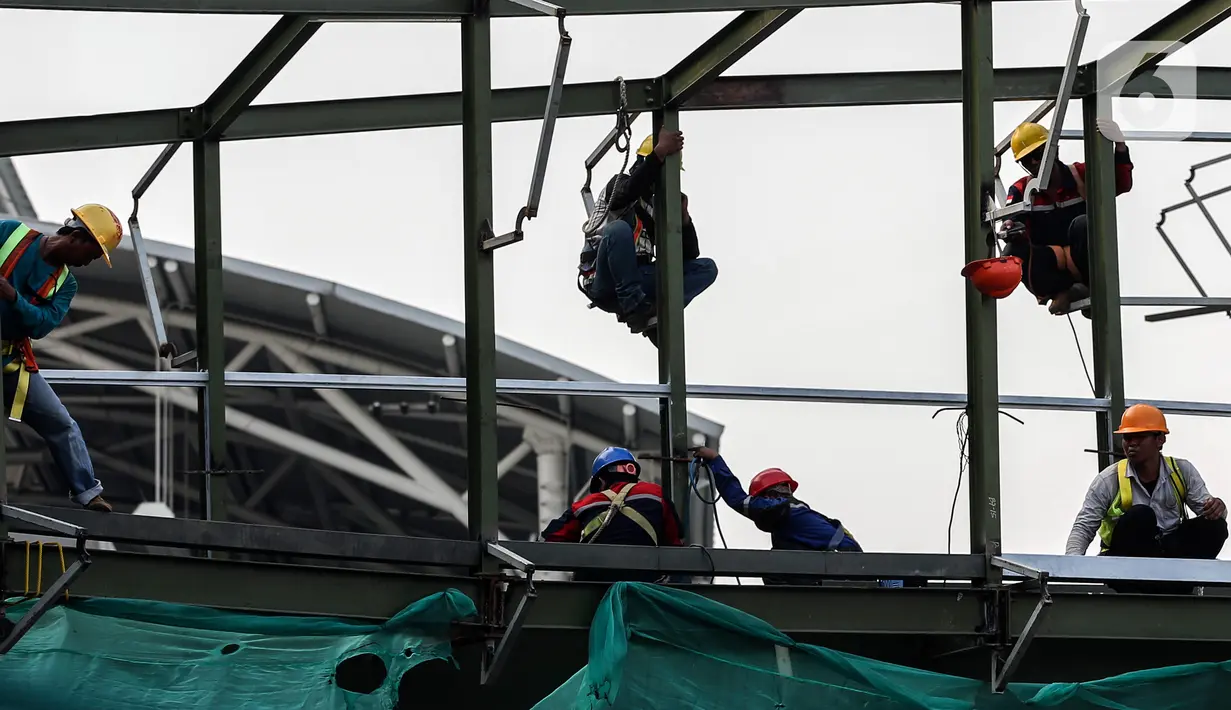 Pekerja menyelesaikan pembangunan halte Centrale Stichting Wederopbouw (CSW) di kawasan Kebayoran Baru, Jakarta, Selasa (8/6/2021). Halte ini dijadwalkan akan diresmikan pada 22 Juni 2021. (Liputan6.com/Johan Tallo)