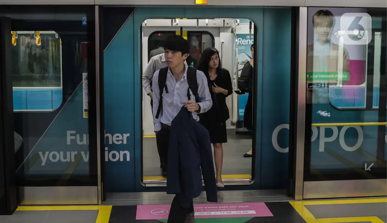 Penumpang keluar dari kereta Mass Rapid Transit (MRT) di Stasiun Bundaran HI, Jakarta, Senin (17/2/2020). Menteri Perhubungan Budi Karya Sumadi mengatakan bahwa hanya 35 persen penduduk Jakarta yang intensif menggunakan transportasi umum. (Liputan6.com/Faizal Fanani)