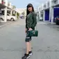 Tampil gagah, Natasha Wilona memadukan topi serta dress bermotif loreng yang dipadukan jaket hijau army (Instagram/natashawilona12).