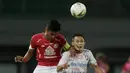 Bek Bali United, Dias Angga, duel udara dengan kapten Semen Padang, Irsyad Maulana, pada laga Piala Presiden 2019 di Stadion Patriot, Jawa Barat, Senin (11/3). Bali United menang 2-1 atas Semen Padang. (Bola.com/M Iqbal Ichsan)