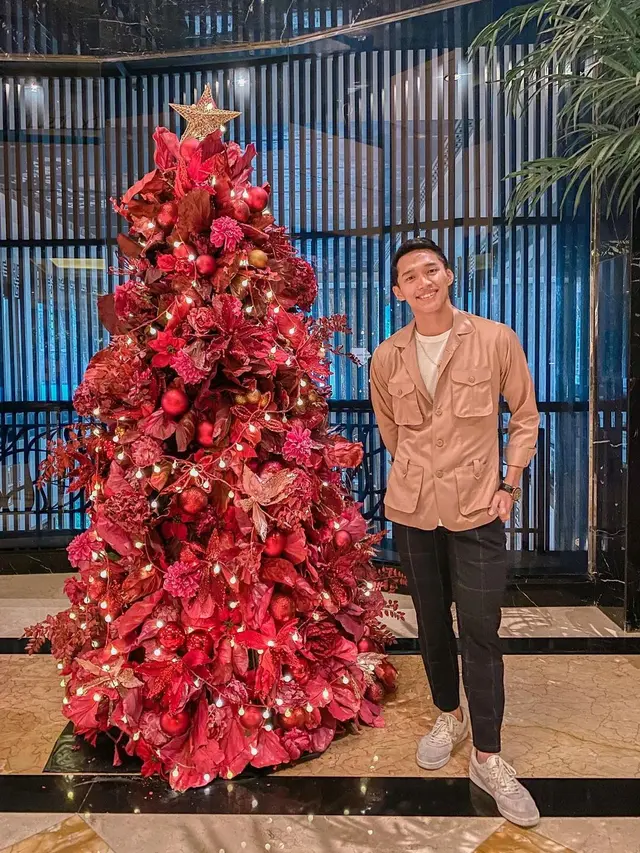 6 Potret Shania Eks JKT48 dan Jonatan Christie Dinner Natal Bersama, Curi Perhatian