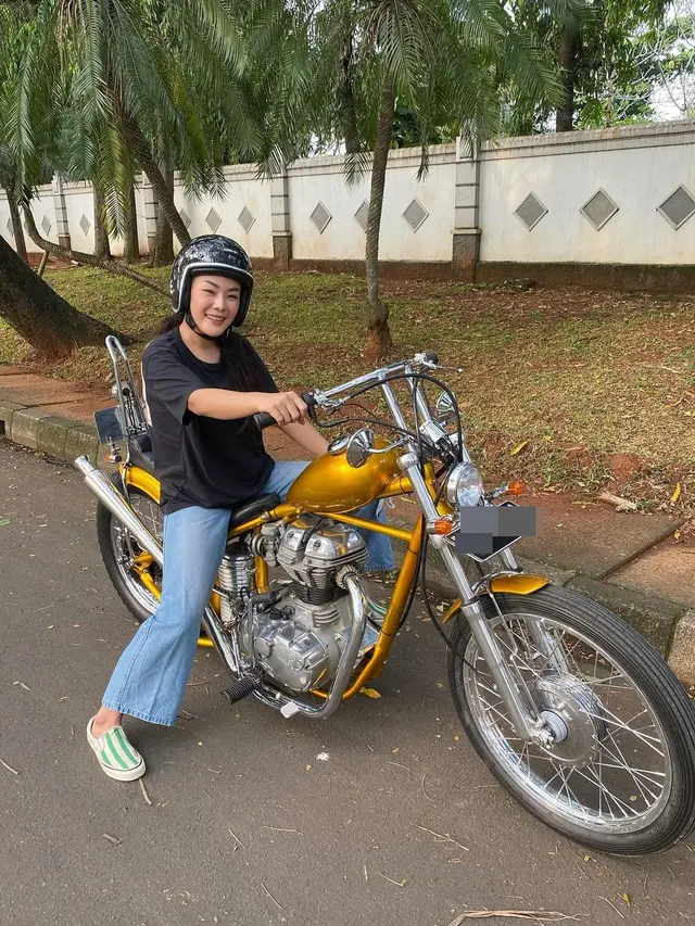 6 Potret Chef Aiko Tunggangi Berbagai Jenis Motor, Salah Satunya Digasak Maling