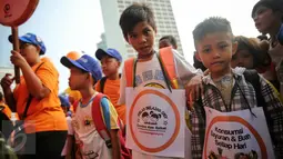 Anak - anak ikut dalam aksi peringati Hari Gizi Nasional di kawasan Bunderan HI, Jakarta, Minggu (31/2/2015). Dalam aksinya memberikan memberitahukan pentingnya sayur mayur diberikan untuk anak. (Liputa6.com/Faizal Fanani)