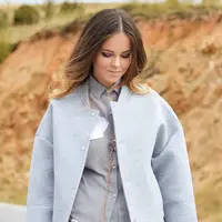 Outwear bisa membuat penampilan lebih seru, bisa juga malah membosankan. (Foto: unsplash.com)