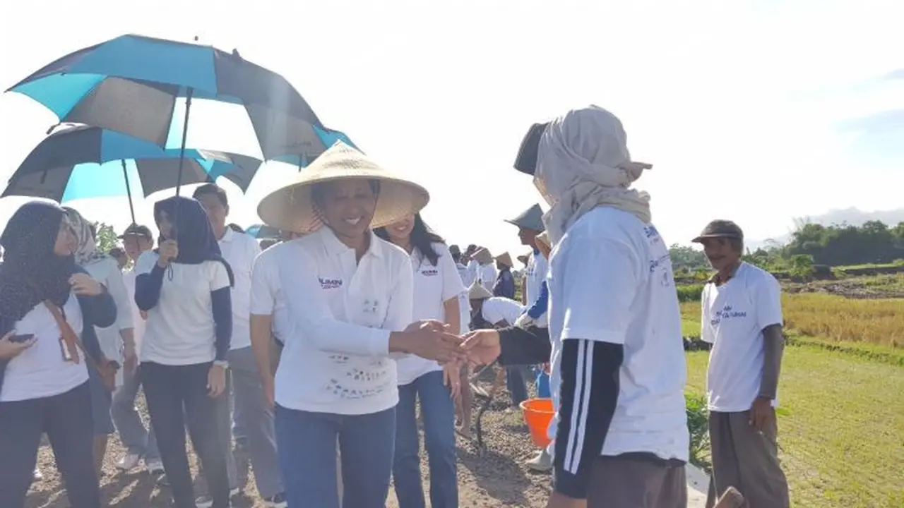 Menteri BUMN Rini Soemarno menjalankan program Padat Karta Tunai di Klaten, Jawa Tengah, Sabtu (24/3/2018). (Foto: Dok Humas BUMN)