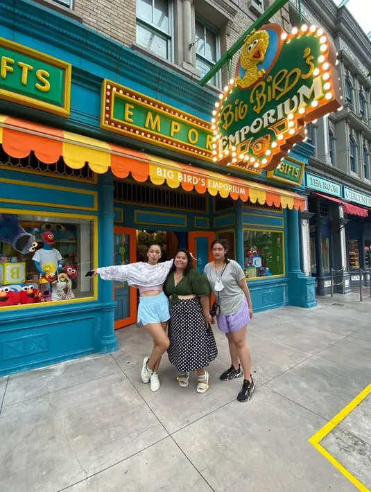 Artis kelahiran Bogor, 15 Juni 1983 ini juga mengabadikan potret bareng sang putri Athaya Alysha. Bersama dengan kerabatnya yang lain, ketiganya berpose di depan salah satu toko souvenir yang berada di Universal Studios Singapore. Hesti tampak begitu ceria dan menikmati liburan kali ini. (Liputan6.com/IG/@edoborne)