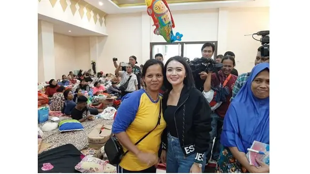 Meski baru saja bertemu, Wika Salim terlihat begitu dekat dengan para korban.