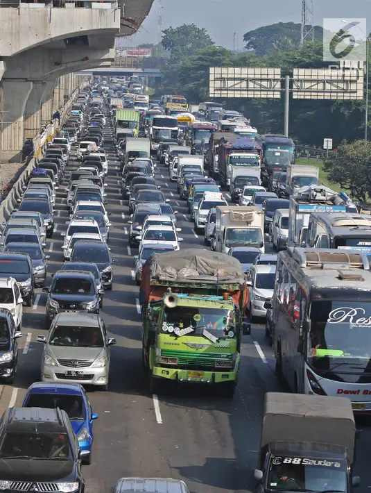 Kendaraan melintas di KM 28 Tol Jakarta - Cikampek, Jawa Barat, Kamis (30/5/2019). Contraflow yang diberlakukan lebih awal dari jadwal diharapkan dapat mencairkan kepadatan Jalan Tol Cikampek terutama menjelang titik-titik rest area kilometer 33, 39, 50 dan 57. (Liputan6.com/Herman Zakharia)