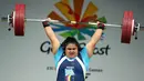 Charisma Amoe-Tarrant dari Nauru mengangkat beban saat berkompetisi dalam clean and jerk angkat besi + 90kg selama Commonwealth Games 2018 di Carrara Sports Arena di Gold Coast, Australia (9/4). (AP Photo / Mark Schiefelbein)